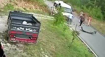 Karadeniz Ereğli'de servis-otomobil çarpıştı: 4 yaralı