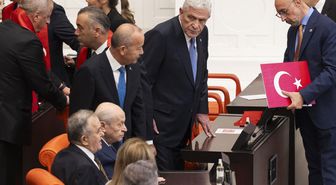 Bahçeli ile Dervişoğlu arasında soğuk rüzgarlar: Yan yana oturup tokalaşmadılar