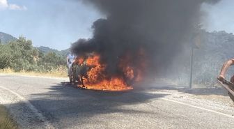 Bayındır'da Seyir Halindeki Otomobil Alev Alev Yandı