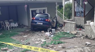 Düzce'de otomobil eve çarptı: Sürücü yaralandı