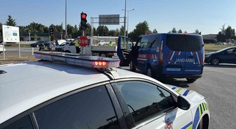 Kavşakta İki Otomobil Çarpıştı: 2 Yaralı