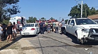 Enez'de kamyonet ile otomobil çarpıştı: 3 yaralı