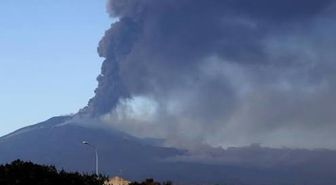 Etna Yanardağı Kül Püskürttü, Katanya Havalimanı'nda Uçuşlar Askıya Alındı
