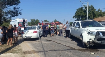 Enez'de Kamyonet ile Otomobil Çarpıştı: 3 Yaralı