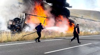 Sarıkamış'ta kargo kamyonu alev aldı