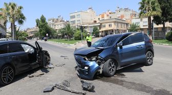 Kilis'te İki Otomobil Çarpıştı: 4 Yaralı