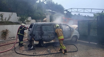 Hatay'da Park Halindeki Minibüs Alevlere Teslim Oldu