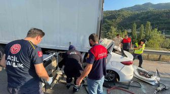Reşadiye'de feci kaza: Otomobil tıra arkadan çarptı, sürücü hayatını kaybetti