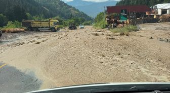 Artvin'de sağanak yolları göle çevirdi