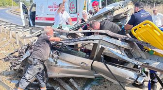 Bursa'da Feci Kaza: Bariyerlere Çarpan Otomobilde Karı Koca Yaralandı