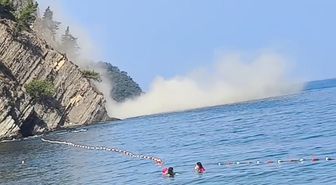 Mudanya'da kaya düştü, yüzenler şaşkın