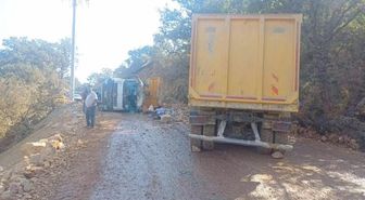 Bozüyük'te hafriyat kamyonları çarpıştı: 2 yaralı
