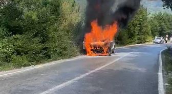 Bartın'da Otomobil Alev Aldı: Kullanılamaz Hale Geldi
