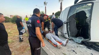 Kuşadası'nda Direksiyon Başında Uyuyan Sürücü Kaldırıma Çarpıp Devrildi