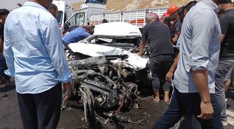 Şanlıurfa'da Kafa Kafaya Çarpışma: Sürücü Sıkıştığı Araçtan Kurtarıldı