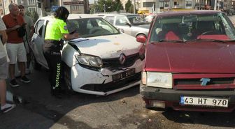 Tavşanlı'da kavşakta çarpışan iki otomobilde bir yaralı