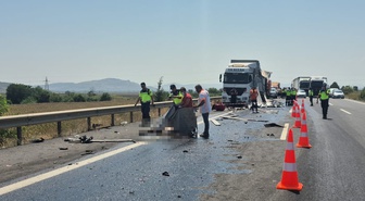 Güvenlik şeridinde TIR arızasıyla uğraşan sürücü kamyonun çarpması sonucu öldü