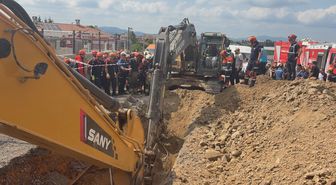 Tuzla'da Kanalizasyon Kazısında Toprak Kayması: 1 İşçi Aranıyor
