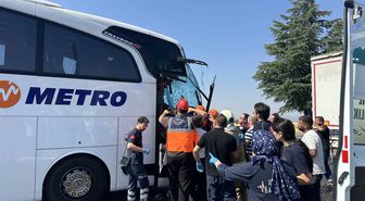 Uşak'ta Otobüs-Kamyon Kazası: Muavin Hayatını Kaybetti, Şoför Tutuklandı