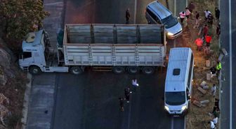TIR Karşı Şeride Geçti: Yol Kapandı