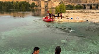Fırat'ta mahsur kalan 9 kişi kurtarıldı