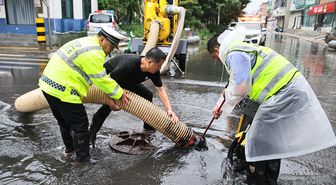 Dolphin Tayfunu Çin'in Doğu ve Orta Kesimlerini Vurdu