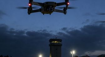 Hannover Havalimanı'nda Drone Panigi: Uçuşlar Durduruldu, Güvenlik Tartışması Büyüdü