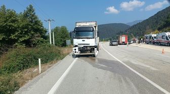 Mudurnu'da Kamyon-Otomobil Çarpıştı: 3 Yaralı