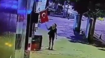 Destici'den Bayrak Saldırısına Lanet