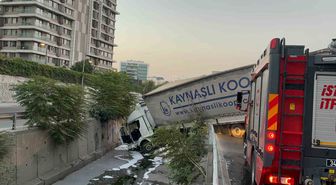 Tır Dereye Uçtu: Sürücü Yaralandı