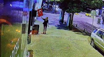 Türk bayrağını yakma girişimi kamerada