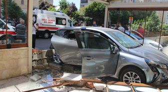 Otomobil Pide Fırınına Girdi: 1 Yaralı