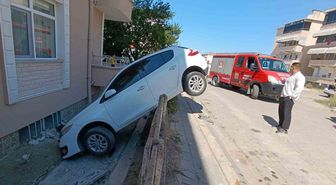 Kırklareli'nde Otomobil Bahçe Duvarına Çıktı: Asılı Kaldı
