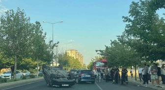 Diyarbakır'da Takla Atan Otomobilde 2 Yaralı