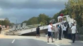 Kum Yüklü Tır Devrildi: Trafik Durdu