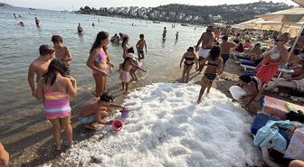 Bodrum'da Sıcaktan Bunalan Çocuklar İçin Sahile 2 Ton Buz Döküldü