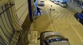 Esenyurt'ta Eski Sevgili Dehşeti: Camları Kırıp Kapıyı Ateşe Verdi