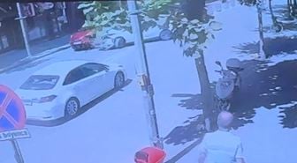 Eskişehir’de U dönüşü yapan otomobile başka bir otomobilin çarpma anı kamerada