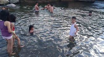 Hakkari'de Sıcaktan Bunalanlar Otluca'daki Açık Havuzda Serinliyor