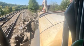 İngiltere'de Tren Raydan Çıktı: 11 Yaralı