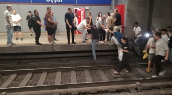 İzmir Metro'da Teknik Arıza Seferleri Geciktirdi