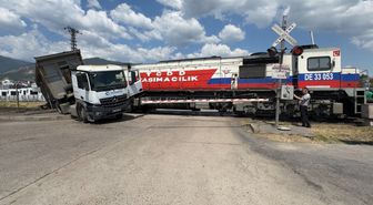 Karabük'te Hemzemin Geçitte Tren-Tır Çarpışması: Maddi Hasar