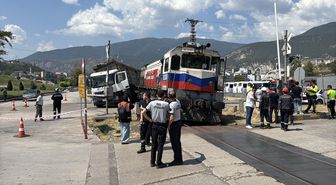 Karabük'te Lokomotif-Tır Çarpışması
