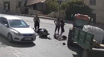 Mersin'de Traktör-Motosiklet Çarpışması: Sürücü Yaralandı, Kaza Anı Kamerada