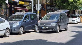 Eskişehir'de Çift Sıra Park Caddede Trafiği Kilitleyince Sakinler İsyan Etti