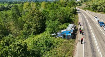 Sinop'ta Un Yüklü Tır Devrildi: 3 Yaralı