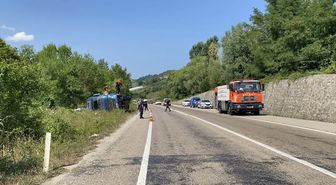 Sinop'ta TIR Devrildi: 3 Yaralı