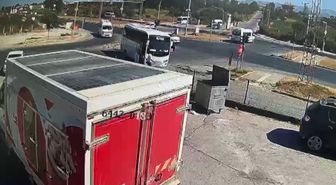 Manavgat'ta Tur Midibüsü Kırmızı Işıkta Bekleyen Araca Çarptı