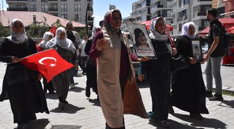 Van'da evlat nöbeti devam ediyor: Aileler DEM binası önünde