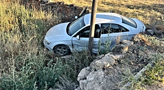 Tomarza'da Kontrolden Çıkan Otomobil Boş Araziye Girdi: 2 Yaralı